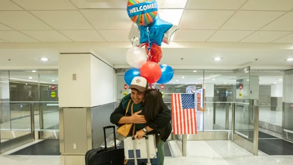 Un migrante arriba a EEUU gracias al parole humanitario.