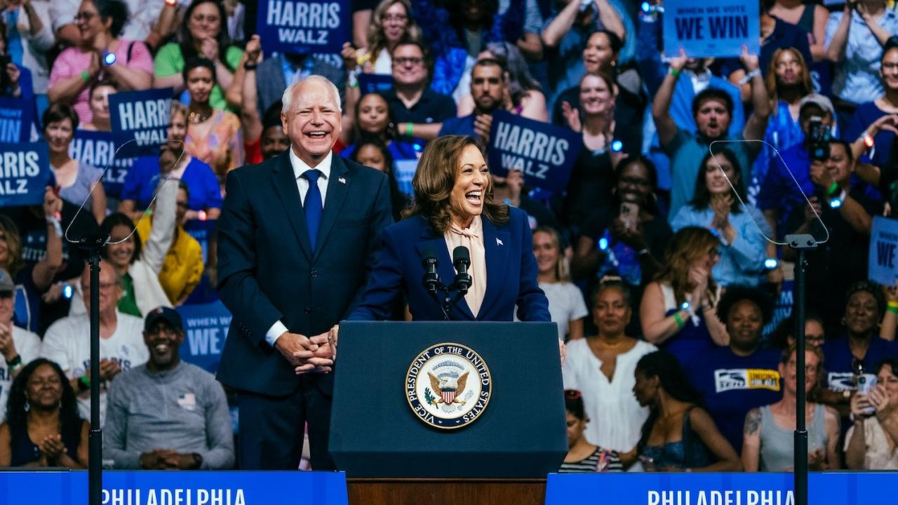 Kamala Harris y Tim Walz en su primer acto de campaña conjunto.