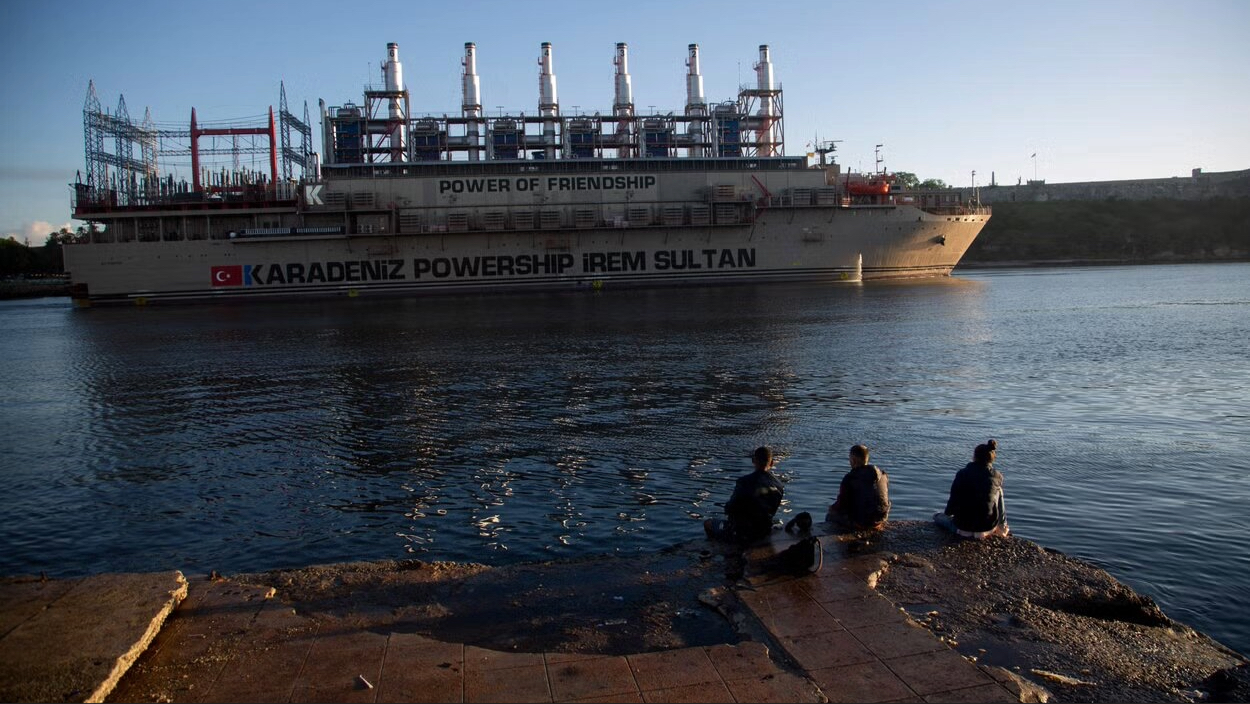 Una patana turca de generación eléctrica en Cuba.