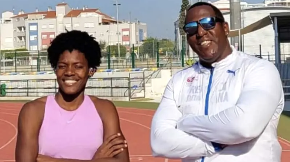 El entrenador cubano Yassen Pérez junto a la campeona olímpica dominicana Marileidy Paulino.