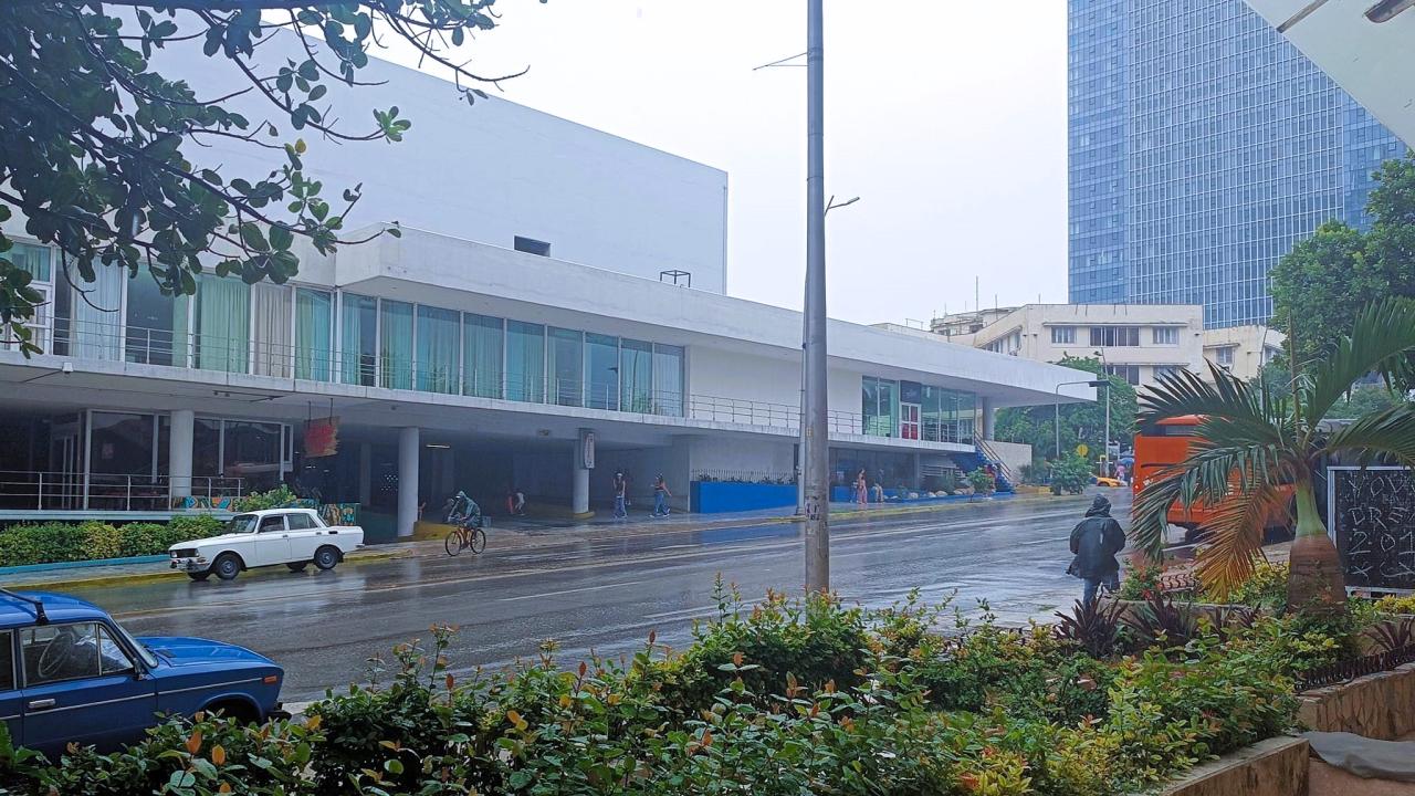 Lluvia en el Vedado capitalino.