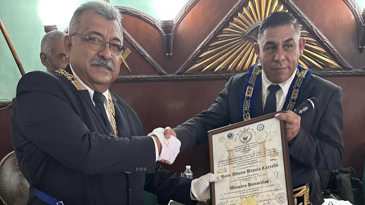 Mario Urquía Careño (der) en un ceremonia masónica.