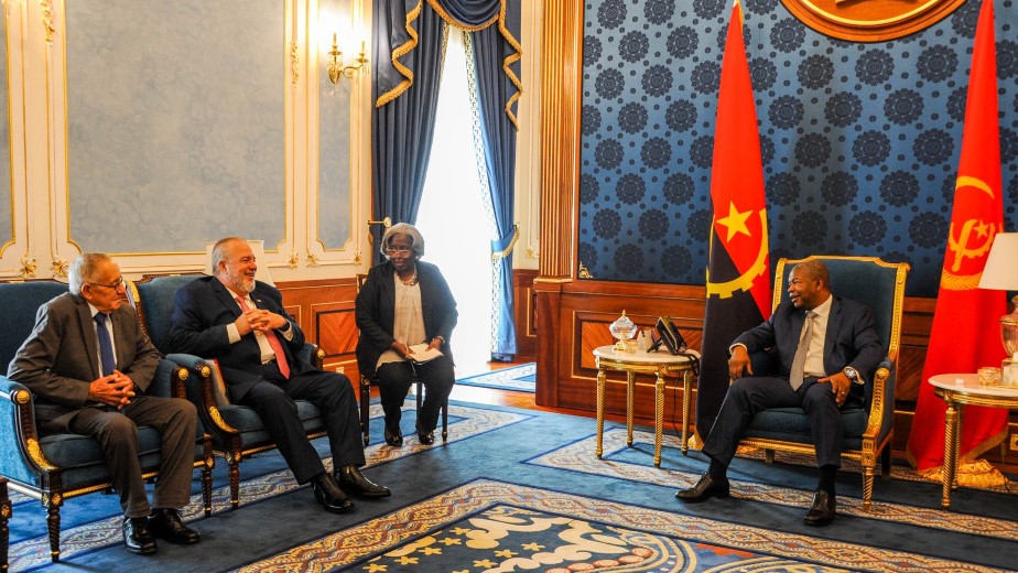 Marrero Cruz en un encuentro con el presidente de Angola.