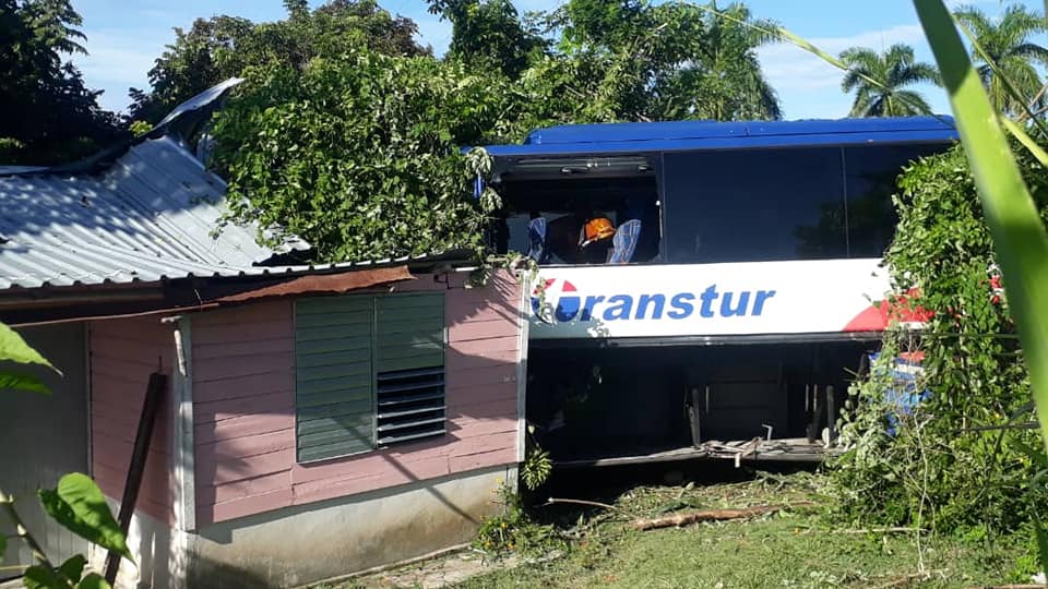 Ómnibus accidentado en Santiago de Cuba.