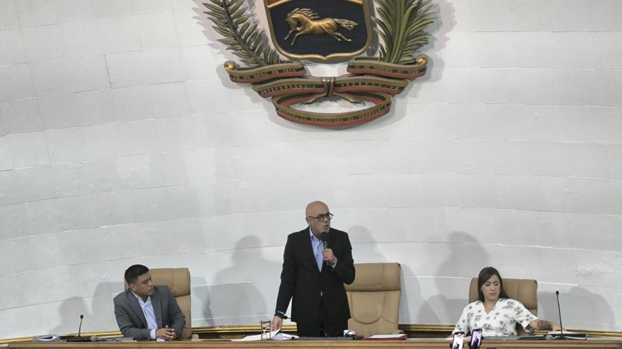 El presidente de la Asamblea Nacional de Venezuela, Jorge Rodríguez (centro).