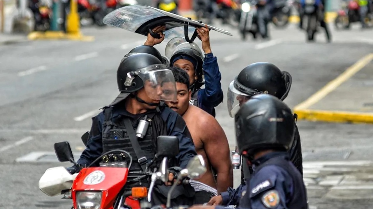 Opositor detenido durante las manifestaciones en Venezuela.