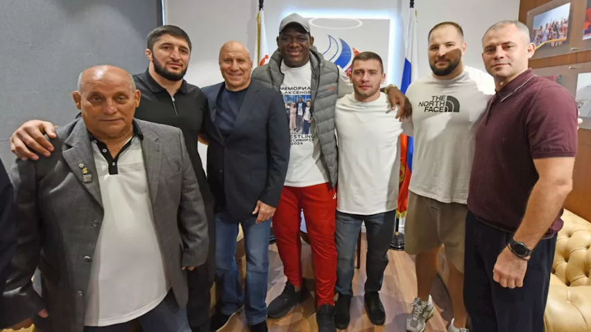 Mijaín López junto a luchadores rusos y entrenadores en Novosibirsk.