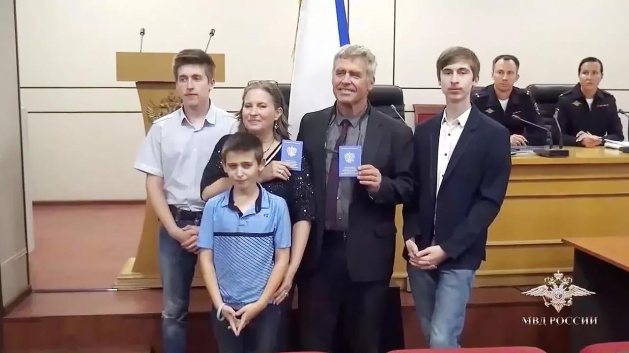 Una familia de EEUU recibe sus pasaportes en Rusia.