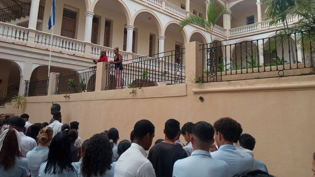 Estudiantes del Instituto Preuniversitario Rafael María de Mendive y Daumy, de Santiago de Cuba.