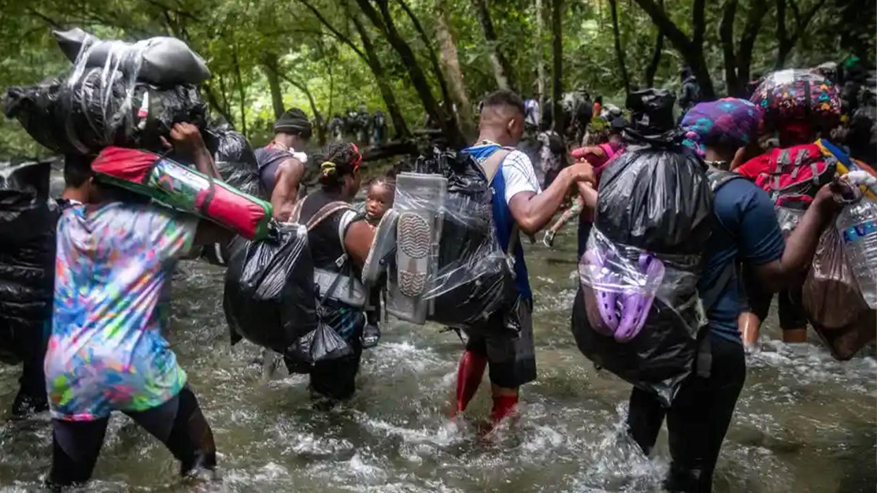 Emigrantes cruzando la selva del Darién.