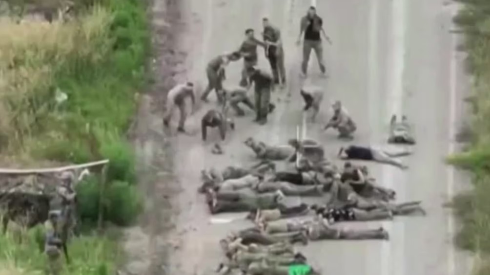 Captura de un video del Ejército ucraniano que muestra la presunta rendición de tropas rusas en Kursk.