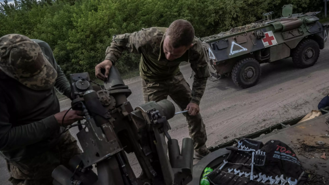 Militares ucranianos reparan un vehículo blindado de transporte de personal, cerca de la frontera rusa en la región de Sumy.