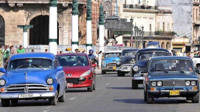 Autos circulando por una calle de La Habana.