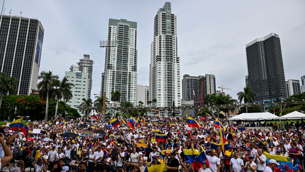 Los manifestantes protestan contra el proceso electoral de Venezuela en Miami, Florida, el 3 de agosto de 2024.