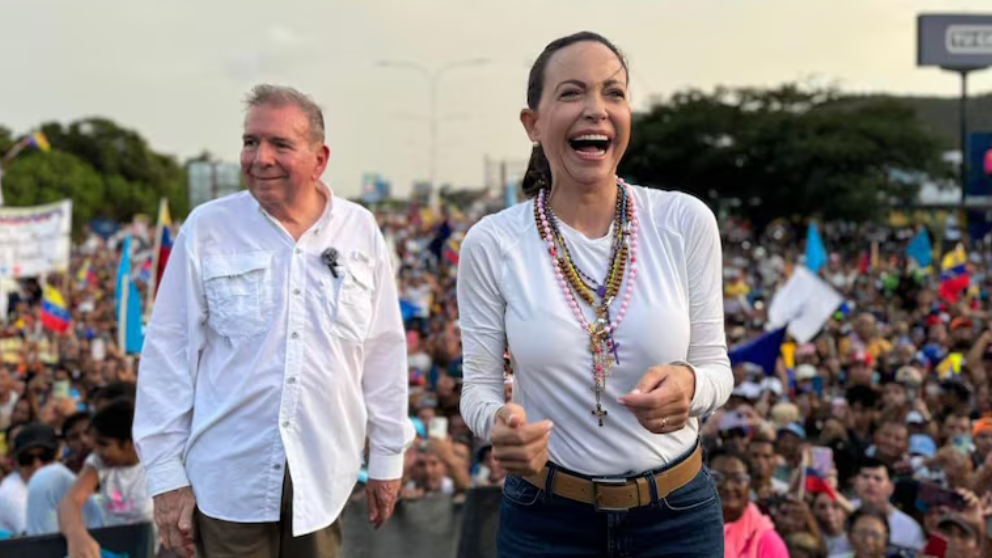 Edmundo González Urrutia y María Corina Machado en un acto de masas en Venezuela.