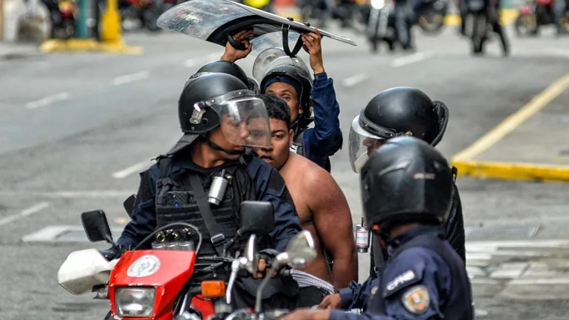 Las fuerzas de seguridad detienen a un opositor en Caracas.