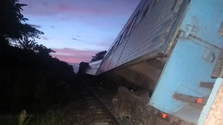 Tren descarrillado en Matanzas este viernes 27 de septiembre.