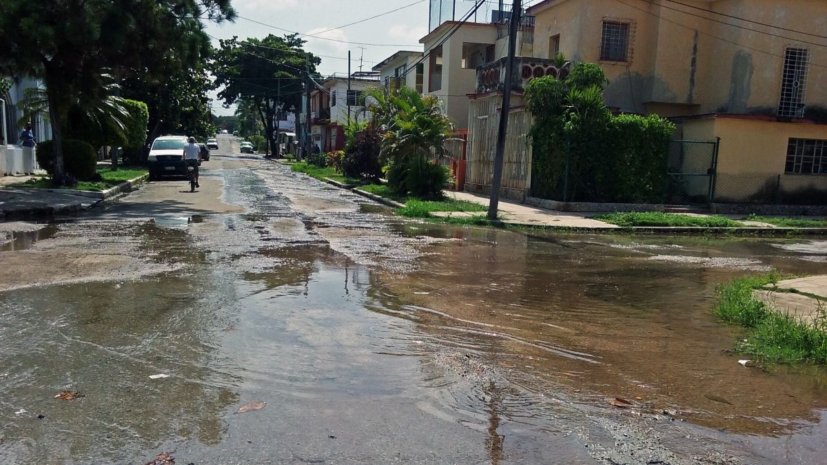 Un salidero de agua en una calle de La Habana.