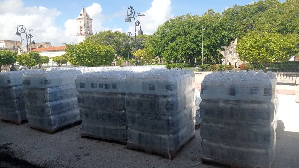 Agua embotellada para su venta racionada en Caibarién.