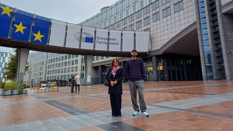 Ileana Álvarez y Mario Luis Reyes en la sede del Parlamento Europeo.