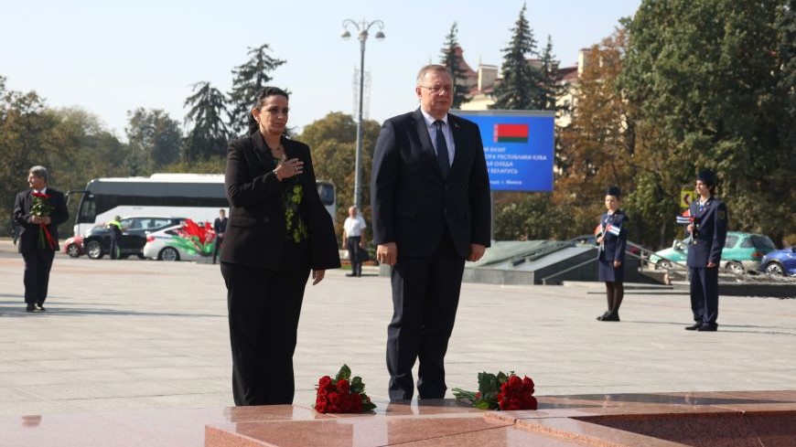 La fiscal general cubana, Yamila Peña Ojeda, depositando una ofrenda floral en Minsk.