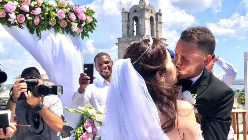 Boda de dos jóvenes en Cuba.