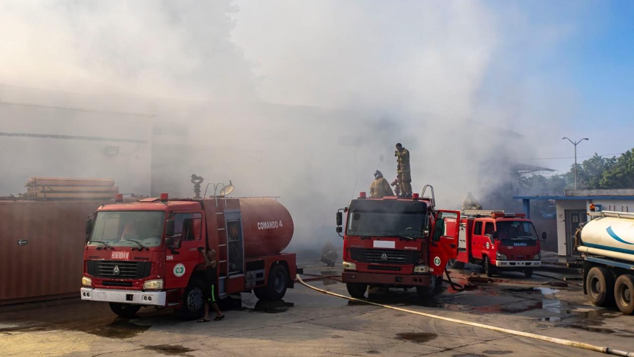 Los bomberos trabajan para controlar el incendio en el almacén matancero.