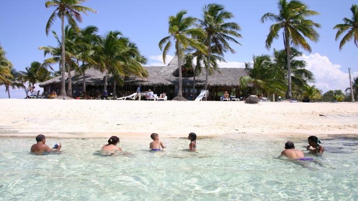 Bañistas en playa Santa Lucía, en Camagüey.