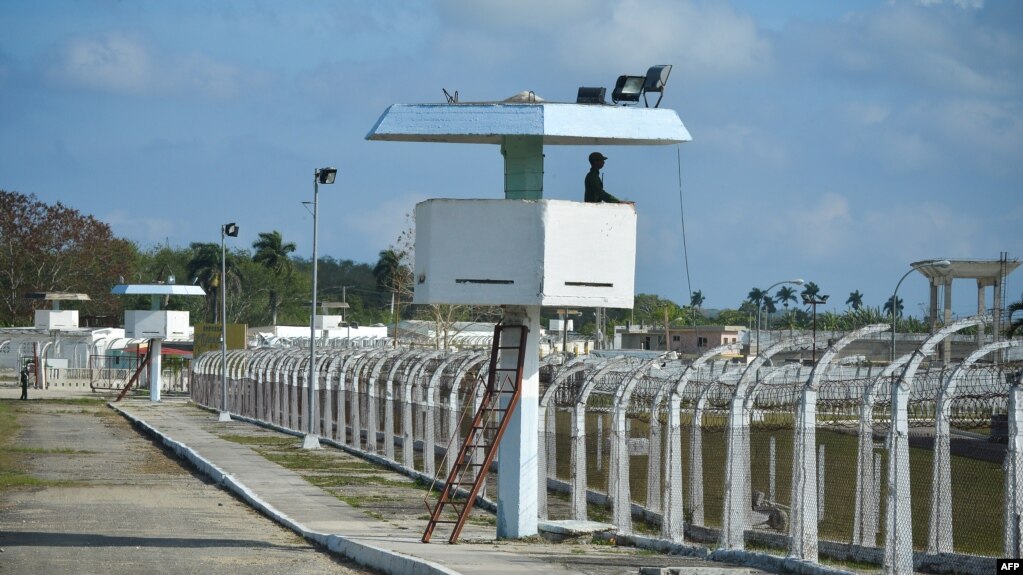 Vista exterior de una cárcel en Cuba. 