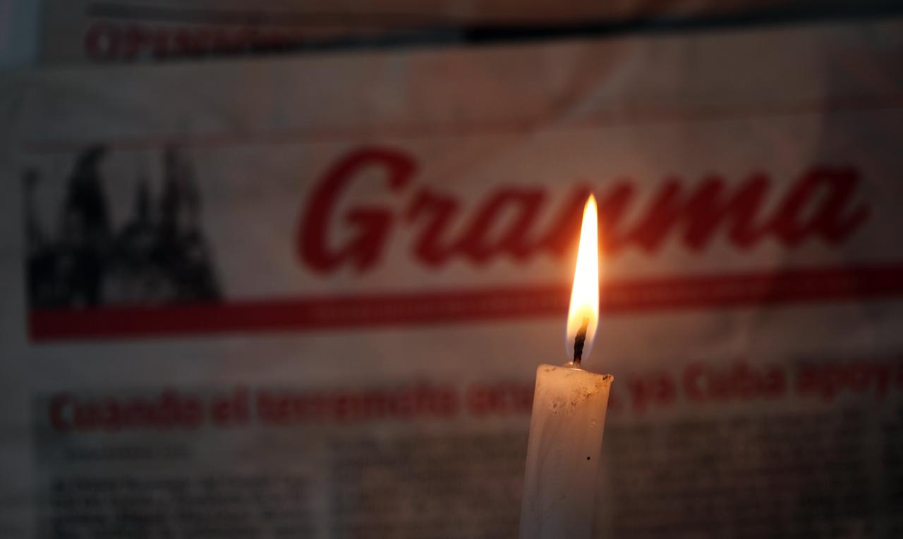 Una vela prendida en medio de un apagón en Cuba.