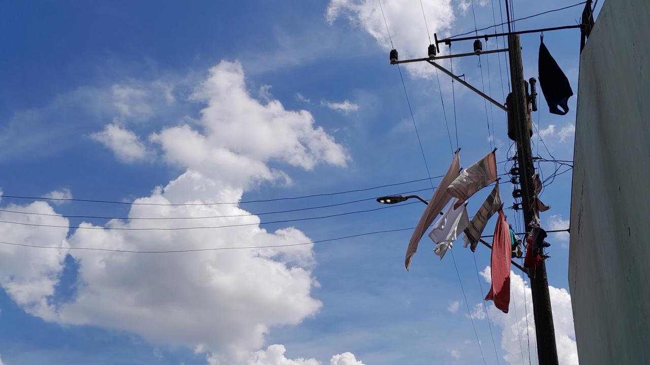 Ropa colgada cerca de un tendido eléctrico en Cuba.