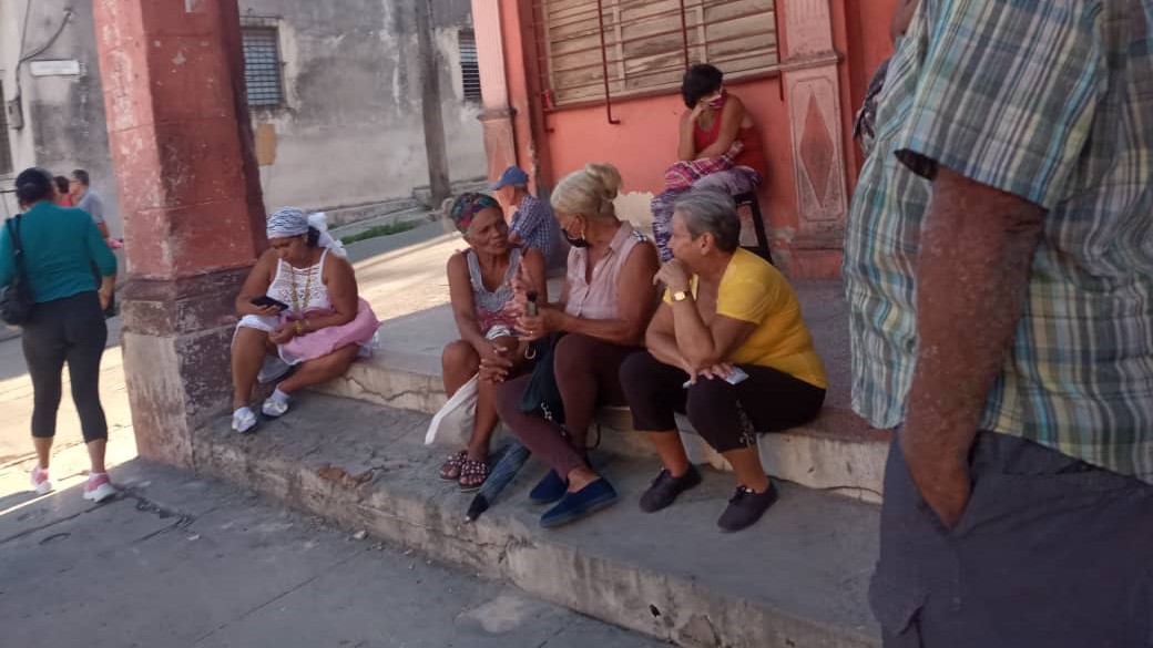 Varias mujeres en un portal de La Habana.