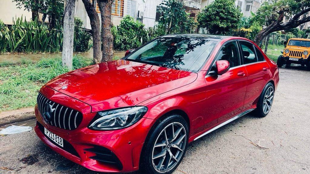 Un Mercedes Benz en una calle de La Habana.