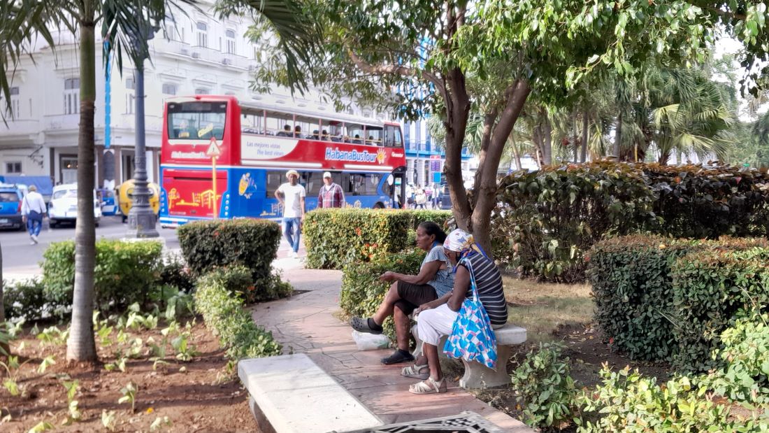 Cubanos en el Parque Central de La Habana.