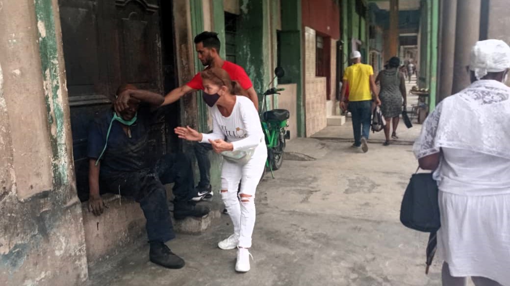 Cubanos en un portal de La Habana.