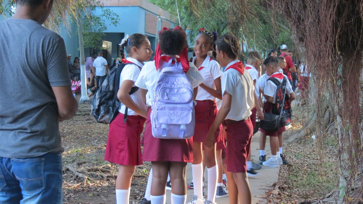 Estudiantes de primaria en su primer día de clases.