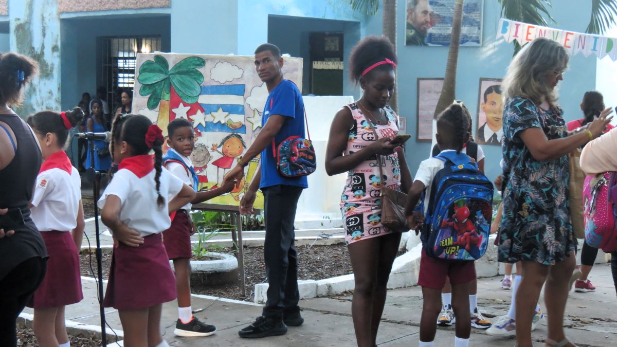 Primer día en una escuela en La Habana.