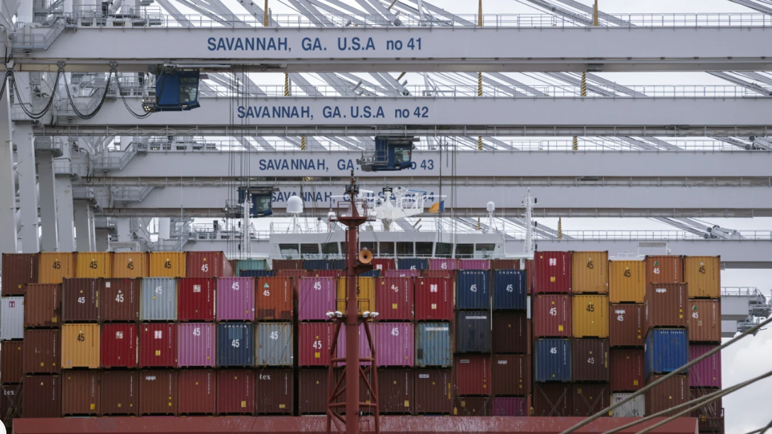 Contenedores cargados en un barco en el puerto de Savannah, Georgia, EEUU.