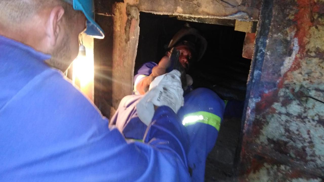 Trabajadores en la central termoeléctrica Antonio Guiteras de Matanzas.