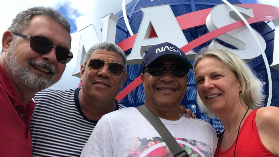 Orestes Lorenzo (extrema izq.) y Luis González-Pardo (al lado) en el Kennedy Space Center en Cape Canaveral, Florida.