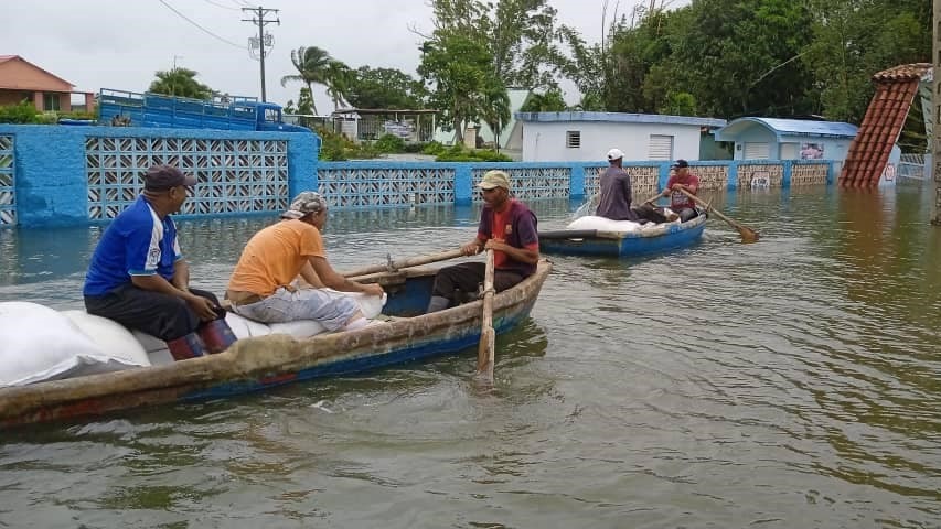 Distribución de arroz en el municipio Los Palacios en medio de las inundaciones.