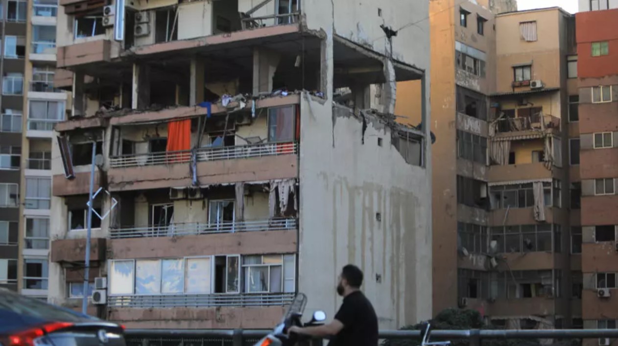 Un edificio de Beirut alcanzado por un ataque israelí.