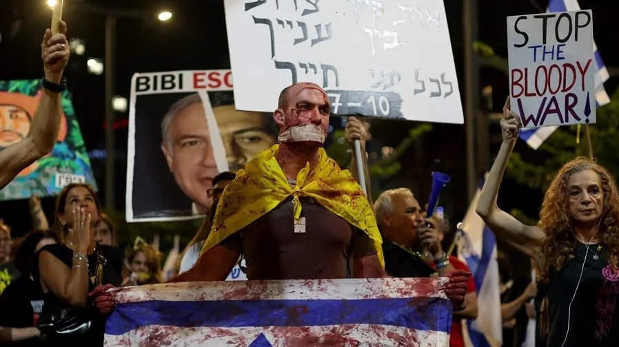 Un manifestante pide la liberación inmediata de los rehenes israelíes retenidos por Hamás en Gaza en Tel Aviv.