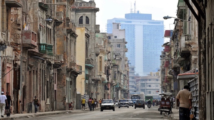 Calle San Lázaro y, al fondo, el Hotel Habana Libre.