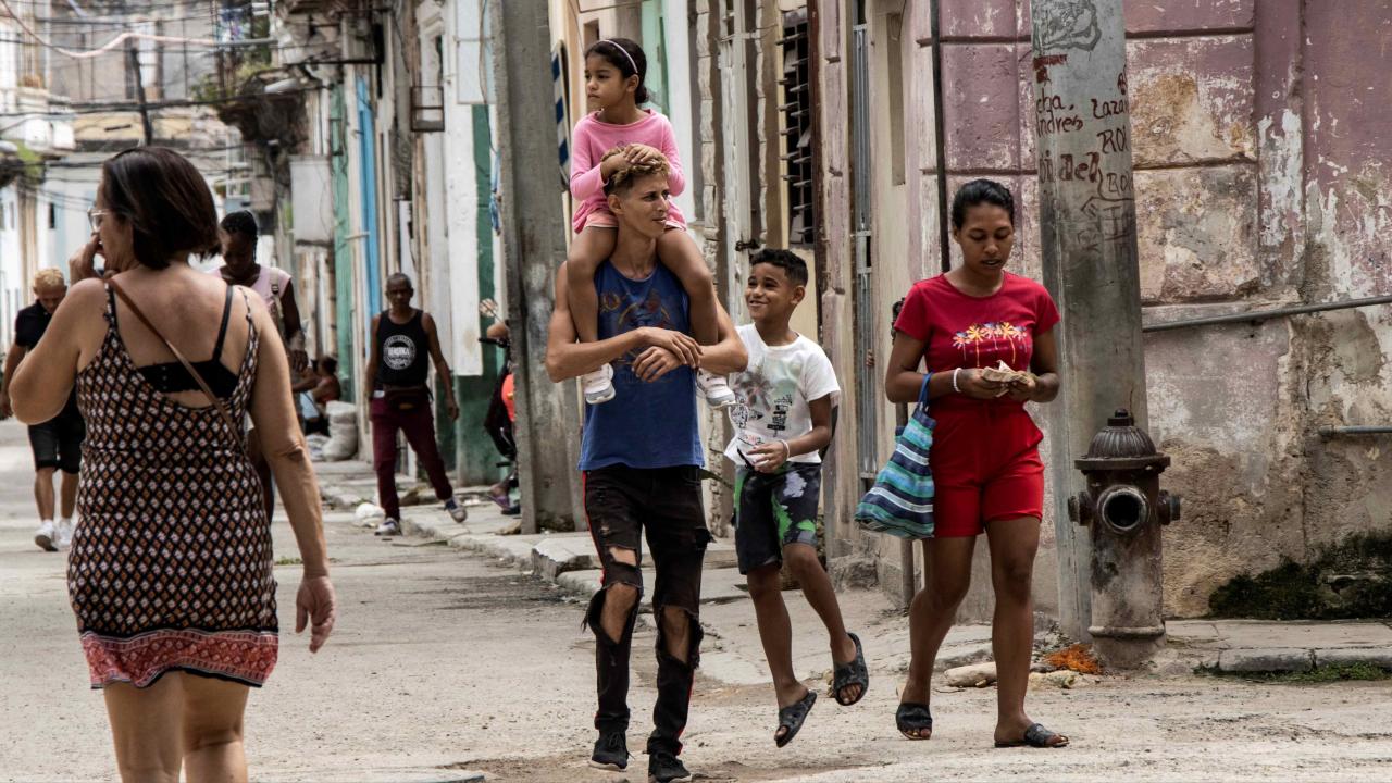 Cubanos en una calle de La Habana.