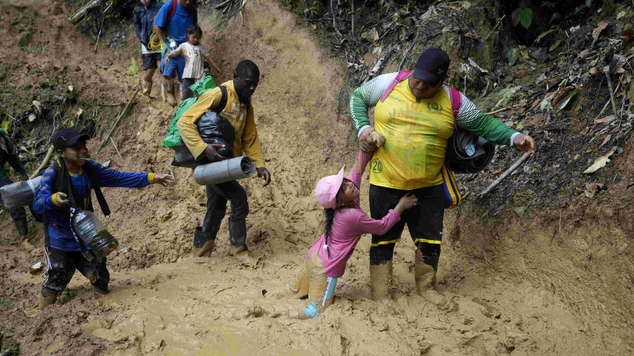 Migrantes cruzando el Darién.