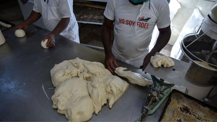 Elaboración de pan en una panadería estatal cubana.