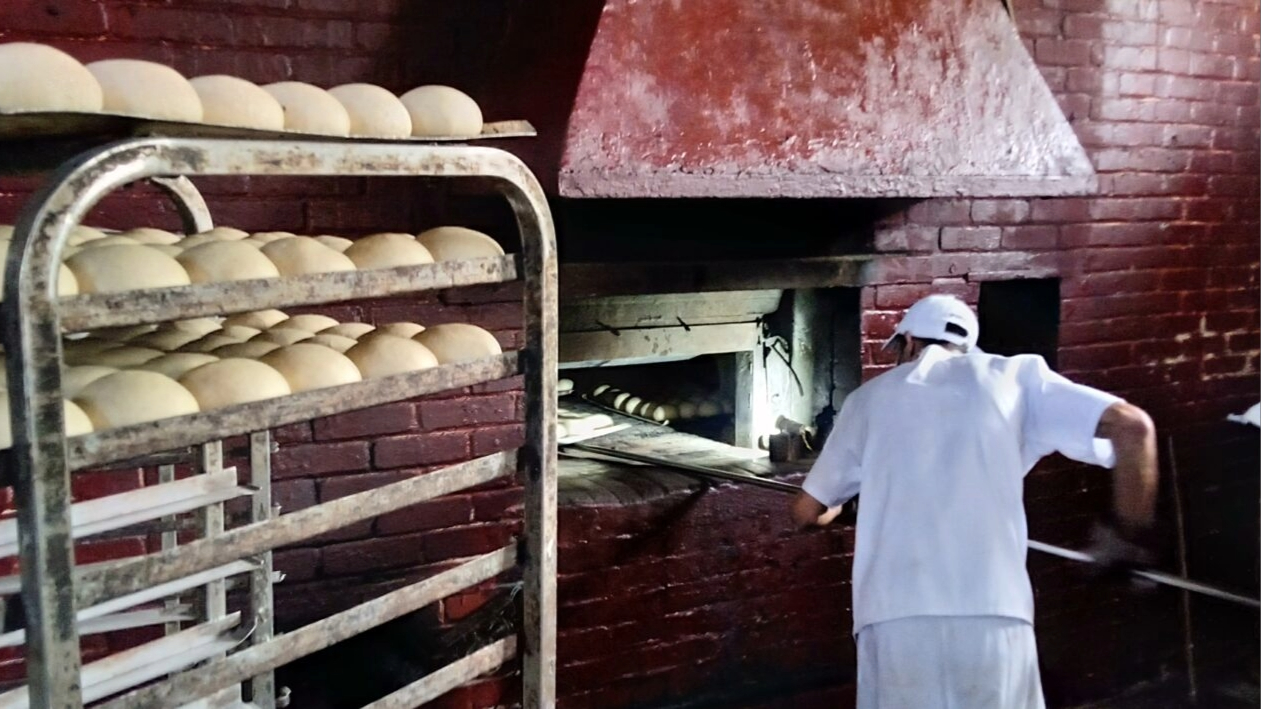 Elaboración de pan en una panadería estatal cubana.