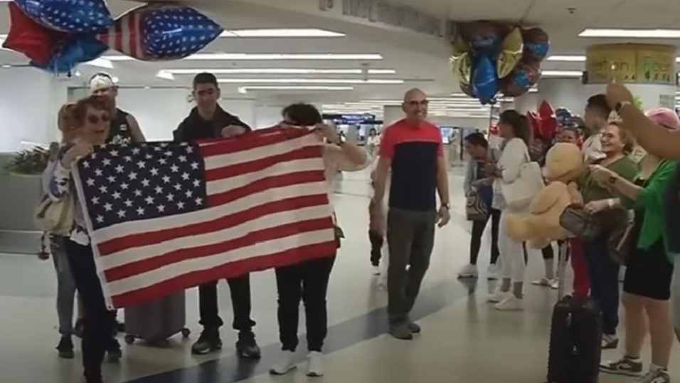 Cubanos a su llegada a Miami.