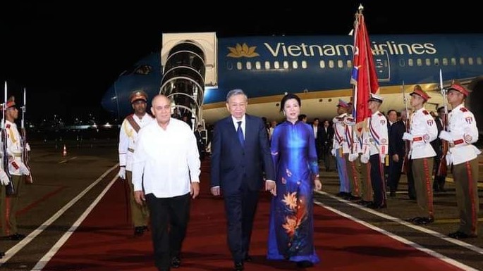 Roberto Morales Ojeda recibe a To Lam en La Habana.